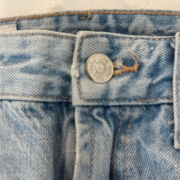 Zara Light Blue Denim Jeans with Tan Stitching - Picture 4 of 4